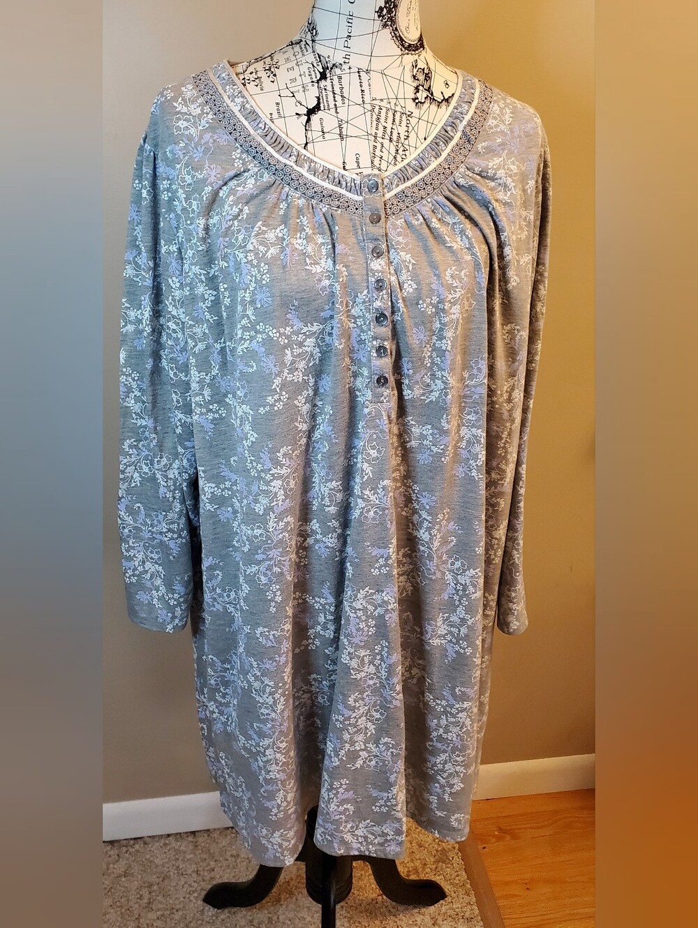 Earth Angels 2X Gray Floral Lace Nightgown Long Sleeve Cottagecore Grannycore
